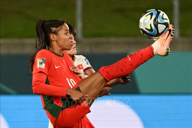 Tiền đạo số 10 Bồ Đào Nha Jessica Silva nỗ lực kiểm soát bóng trong trận đấu. Ảnh: AFP/TTXVN