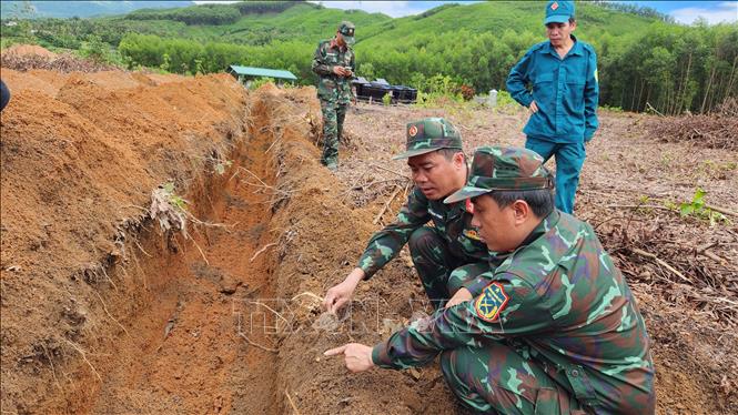 Cán bộ chiến sỹ thực hiện tìm kiếm ở khu vực đồi Xuân Sơn (Bình Định). Ảnh: Sỹ Thắng-TTXVN