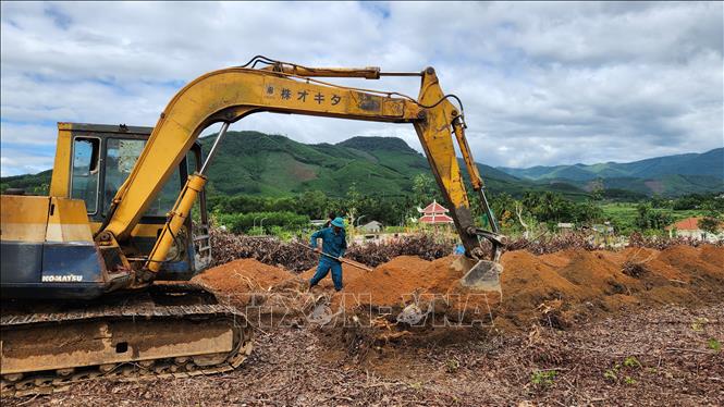 Cán bộ chiến sỹ thực hiện tìm kiếm ở khu vực đồi Xuân Sơn. Ảnh: Sỹ Thắng-TTXVN