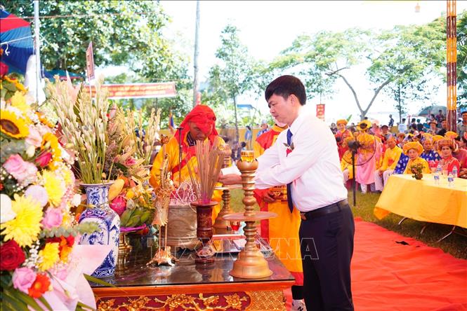 Lễ dâng hương của các đại biểu. Ảnh TTXVN phát