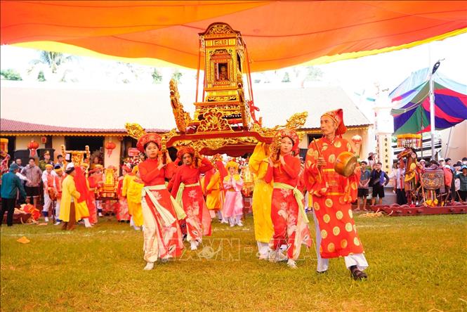 Nữ quan rước kiệu Mẫu. Ảnh TTXVN phát