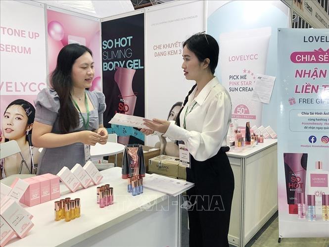 Cosmetics products are introduced to customers. VNA Photo: Mỹ Phương 