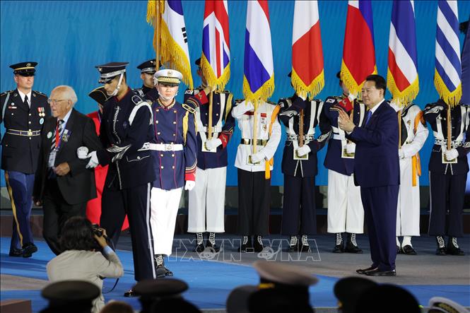 Tổng thống Hàn Quốc Yoon Suk Yeol (phải, phía trước) đón chào các cựu chiến binh tại lễ kỷ niệm 70 năm ngày ký Hiệp định đình chiến trong Chiến tranh Triều Tiên 1950-1953 ở Trung tâm điện ảnh Busan, cách thủ đô Seoul 320 km về phía Đông Nam, ngày 27/7/2023. Ảnh: YONHAP/TTXVN