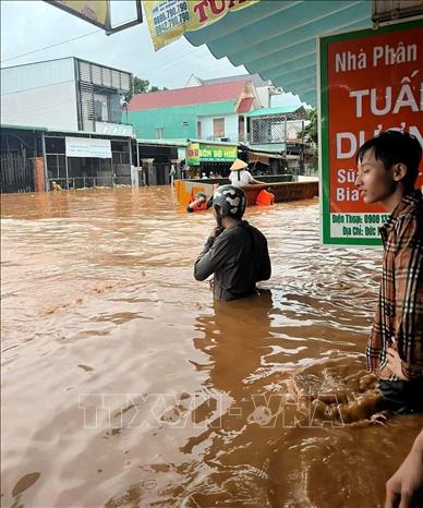 Trong ảnh: Mưa lớn kéo dài gây ngập lụt nặng tại nhiều nơi trong huyện Bù Đăng. Ảnh: TTXVN phát
