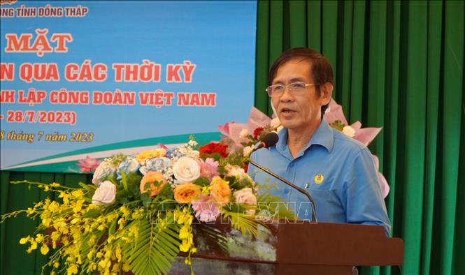 Trong ảnh: Chủ tịch Liên đoàn Lao động tỉnh Đồng Tháp Trần Hoàng Vũ phát biểu ôn lại truyền thống của Công đoàn Việt Nam. Ảnh: Nhựt An - TTXVN