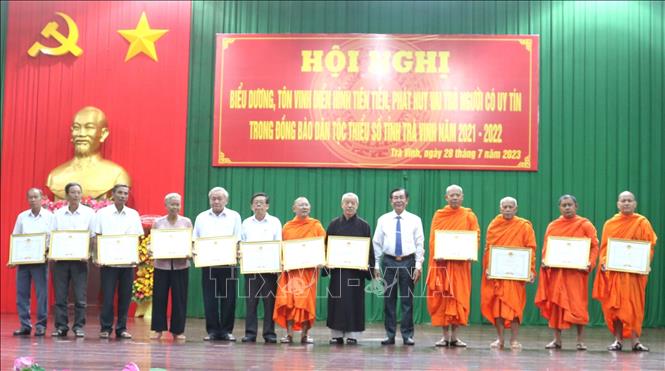 Trong ảnh: Trao Bằng khen của Chủ tịch UBND tỉnh Trà Vinh cho các cá nhân tiêu biểu. Ảnh: Thanh Hòa - TTXVN