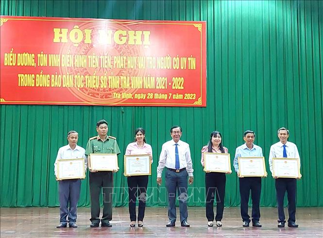 Trong ảnh: Trao Bằng khen của Chủ tịch UBND tỉnh Trà Vinh cho đại diện các tập thể tiêu biểu. Ảnh: Thanh Hòa - TTXVN