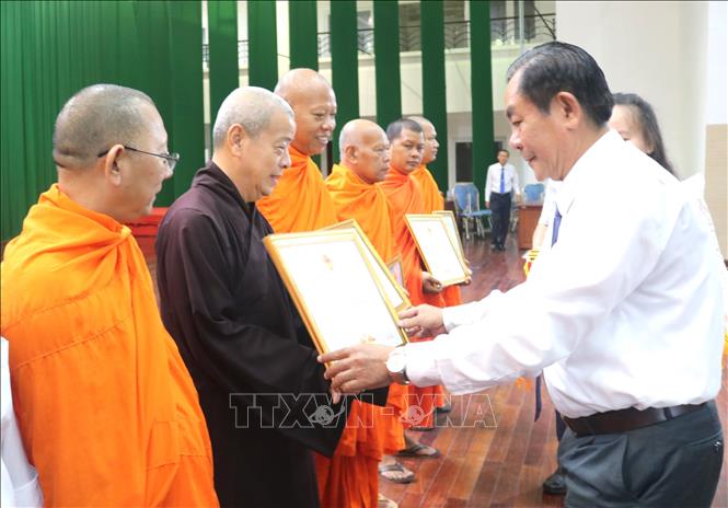 Trong ảnh: Trao Bằng khen của Chủ tịch UBND tỉnh Trà Vinh cho các cá nhân tiêu biểu. Ảnh: Thanh Hòa - TTXVN