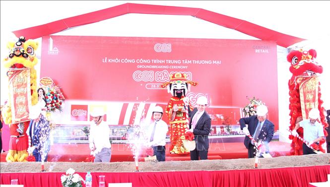 Các đại biểu thực hiện nghi thức khởi công dự án. Ảnh: Thanh Tuấn - TTXVN 