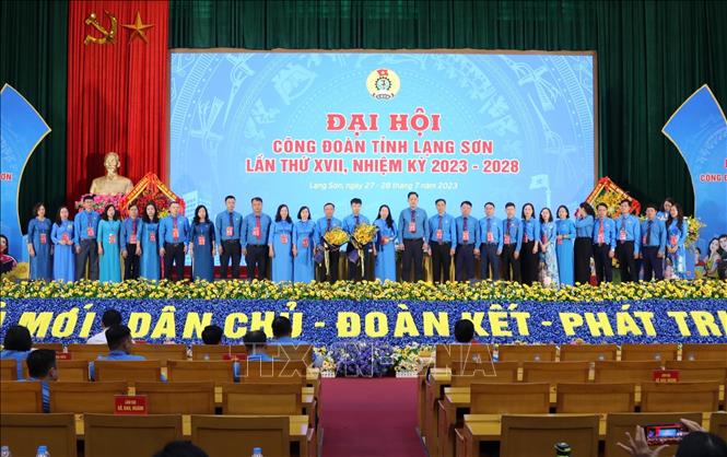 Ban Chấp hành Liên đoàn Lao động tỉnh Lạng Sơn khóa XVII, nhiệm kỳ 2023 – 2028 ra mắt Đại hội. Ảnh: Quang Duy - TTXVN