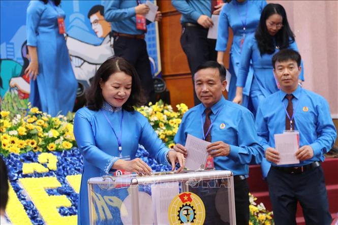 Các đại biểu bỏ phiếu bầu Ban chấp hành Liên đoàn Lao động tỉnh Lạng Sơn khóa XVII, nhiệm kỳ 2023 – 2028. Ảnh: Quang Duy - TTXVN