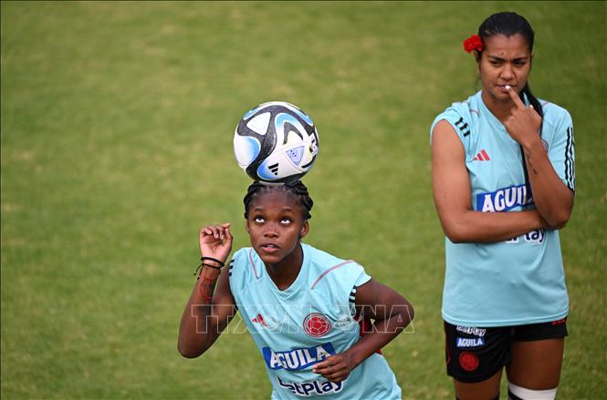 Nữ tiền đạo Colombia Linda Caicedo (trái) tập luyện cùng đội tuyển tại Bogota, ngày 6/7/2023. Ảnh: AFP/TTXVN