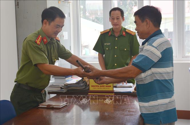 Người dân giao nộp vũ khí cho Công an chính quy xã biên giới Ia Lốp, huyện Ea Súp, tỉnh Đắk Lắk. Ảnh: Hoài Thu – TTXVN