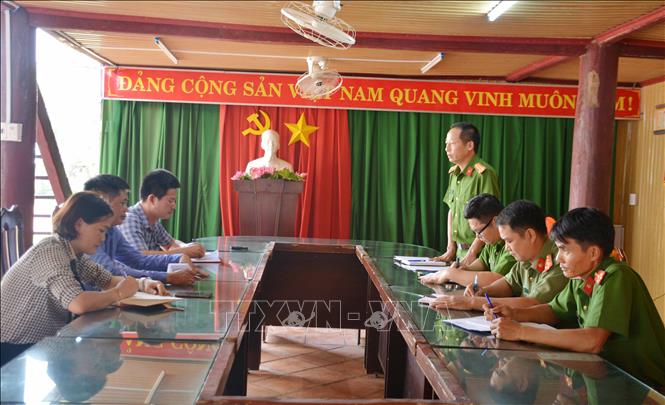 Công an chính quy xã biên giới Ia Lốp, huyện Ea Súp, tỉnh Đắk Lắk cùng với chính quyền, ban, ngành họp bàn công tác triển khai phối hợp. Ảnh: Hoài Thu – TTXVN.