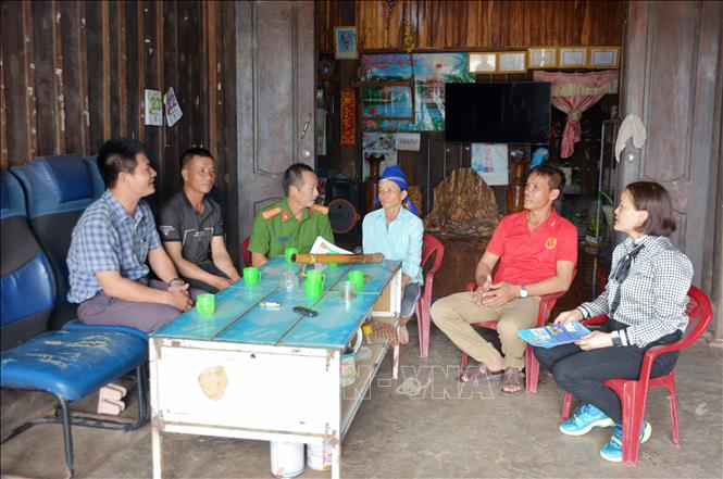 Công an chính quy xã biên giới Ia Lốp, huyện Ea Súp, tỉnh Đắk Lắk cùng với chính quyền, ban, ngành gặp gỡ, tuyên truyền pháp luật trong nhân dân. Ảnh: Hoài Thu – TTXVN.