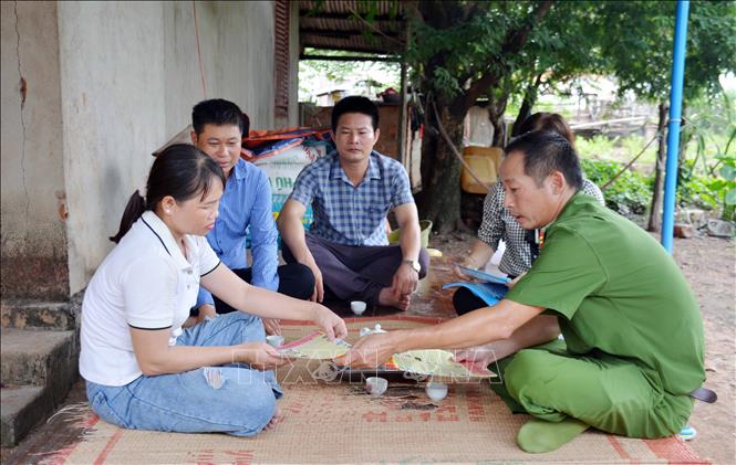 Công an chính quy xã biên giới Ia Lốp, huyện Ea Súp, tỉnh Đắk Lắk cùng với chính quyền, ban, ngành gặp gỡ, tuyên truyền pháp luật trong nhân dân. Ảnh: Hoài Thu – TTXVN.