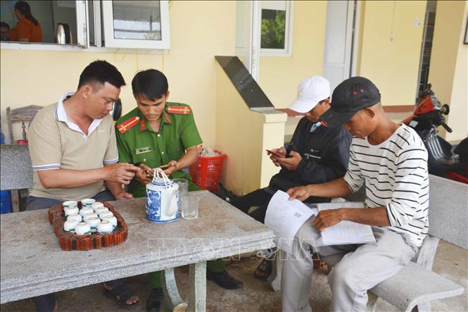 Công an chính quy xã biên giới Ia Lốp, huyện Ea Súp, tỉnh Đắk Lắk hướng dẫn người dân cài đặt và kích hoạt tài khoản định danh điện tử. Ảnh: Hoài Thu – TTXVN.