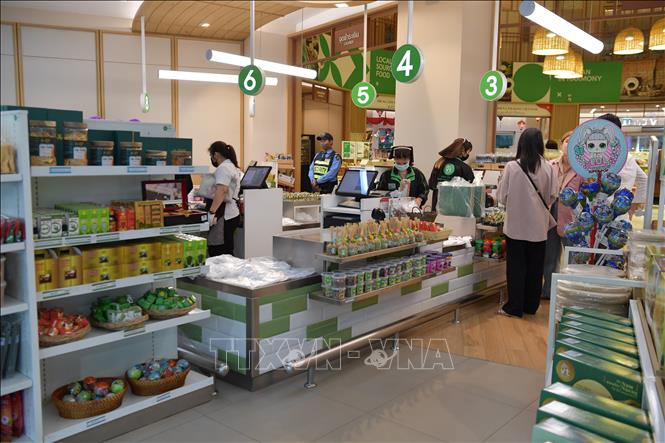 Hàng hóa bày bán tại Trung tâm VT Namnueng, tỉnh Udon Thani. Ảnh: Đỗ Sinh - P/v TTXVN tại Thái Lan