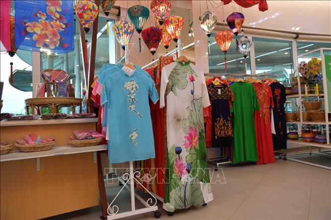 Hàng hóa bày bán tại Trung tâm VT Namnueng, tỉnh Udon Thani. Ảnh: Đỗ Sinh - P/v TTXVN tại Thái Lan