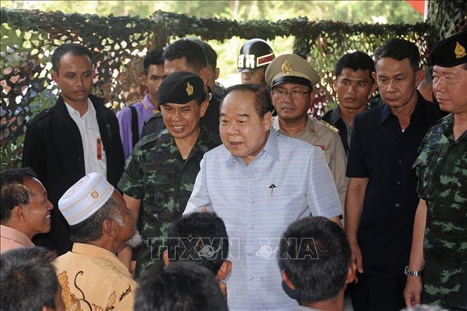 (Tư liệu): Ông Prawit Wongsuwon (giữa), Phó Thủ tướng Thái Lan trong cuộc gặp cộng đồng người Hồi giáo ở tỉnh Narathiwat. Ảnh: AFP/TTXVN