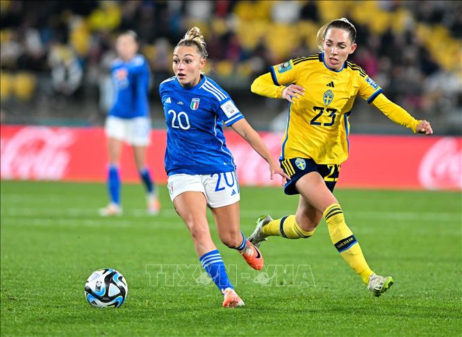 Giada Greggi (trái) của Italy đi bóng qua Elin Rubensson của Thụy Điển trong trận đấu. Ảnh: THX/TTXVN