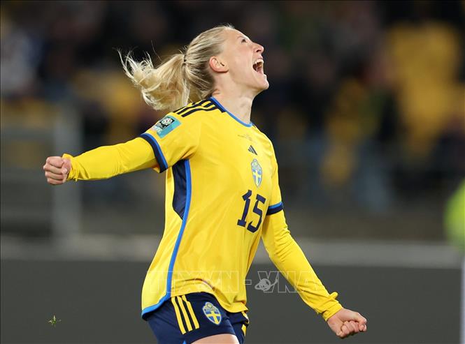 Tiền đạo Rebecka Maria Blomqvist ăn mừng bàn thắng nâng tỷ số lên 5-0 cho đội nhà Thụy Điển ở những phút cuối của trận đấu. Ảnh: THX/TTXVN