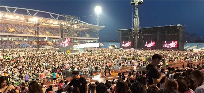 Sôi động chương trình biểu diễn của nhóm nhạc BlackPink tại Sân vận động Mỹ Đình. Ảnh: Thanh Loan - TTXVN