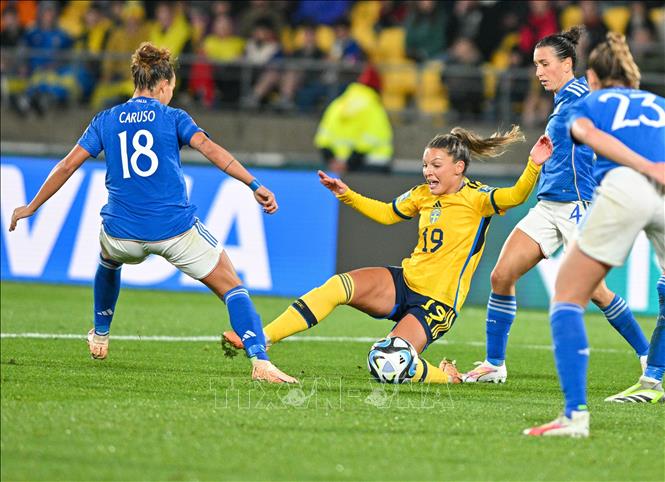 Pha tranh bóng giữa Johanna Rytting-Kaneryd (số 19) của Thụy Điển với Arianna Caruso (trái) của tuyển Italy trong trận đấu. Ảnh: THX/TTXVN