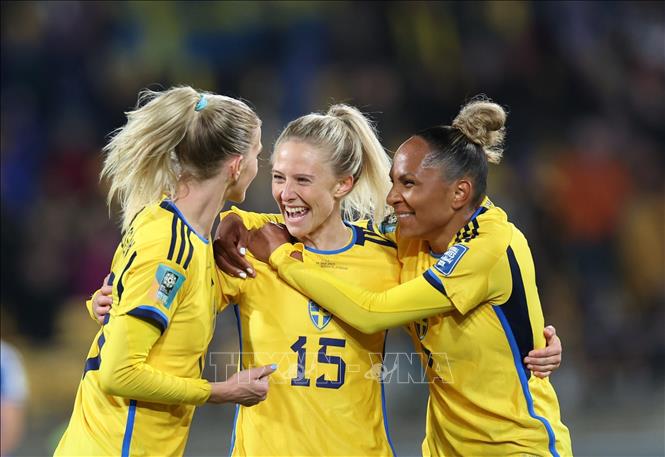 Tiền đạo Thụy Điển Rebecka Maria Blomqvist (giữa) chia vui với đồng đội sau khi ghi bàn thắng ấn định tỷ số 5-0 cho đội nhà trong trận gặp tuyển Italy. Ảnh: THX/TTXVN