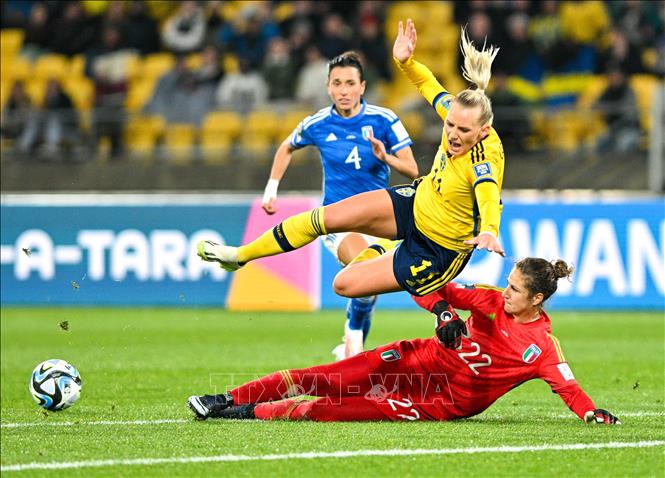 Thủ thành Italy Francesca Durante cản phá đường bóng của tiền đạo Thụy Điển Stina Blackstenius. Ảnh: THX/TTXVN
