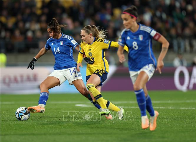 Pha tranh bóng giữa Elin Rubensson (giữa) của Thụy Điển và Chiara Beccari (trái) của Italy trong trận đấu. Ảnh: THX/TTXVN