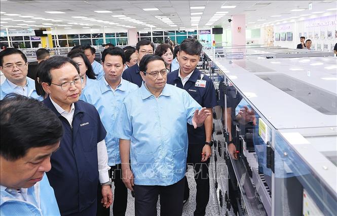 Thủ tướng Phạm Minh Chính thăm dây chuyền sản xuất thiết bị điện tử của Công ty TNHH Samsung Electronics Việt Nam. Ảnh: Dương Giang-TTXVN
