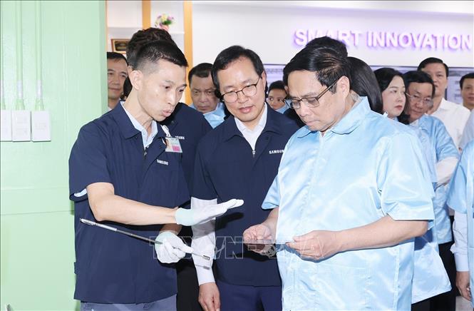 Thủ tướng Phạm Minh Chính thăm dây chuyền sản xuất thiết bị điện tử của Công ty TNHH Samsung Electronics Việt Nam. Ảnh: Dương Giang-TTXVN
