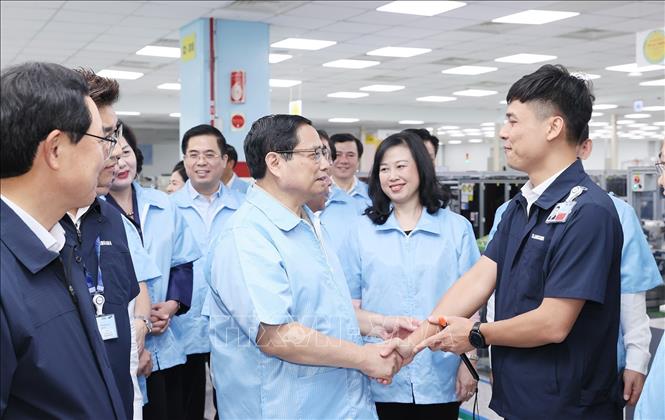 Thủ tướng Phạm Minh Chính thăm hỏi nhân viên Công ty TNHH Samsung Electronics Việt Nam. Ảnh: Dương Giang-TTXVN
