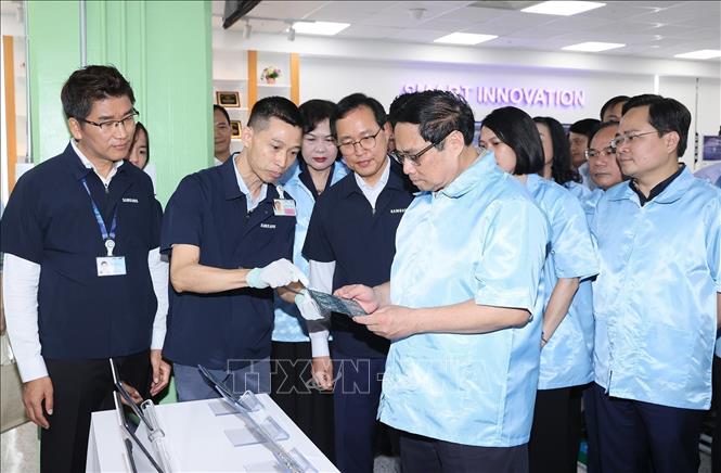 Thủ tướng Phạm Minh Chính thăm dây chuyền sản xuất thiết bị điện tử của Công ty TNHH Samsung Electronics Việt Nam. Ảnh: Dương Giang-TTXVN