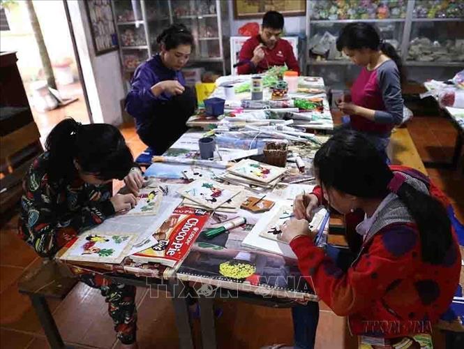 Trung tâm dạy nghề từ thiện Quỳnh Hoa ở xã Hữu Hòa, huyện Thanh Trì nhận nuôi dưỡng, dạy nghề may mặc và sản xuất hàng thủ công mỹ nghệ cho hàng chục trẻ khuyết tật ở các tỉnh từ phía Bắc miền Trung trở ra. Ảnh: Vũ Sinh - TTXVN