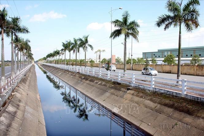 Tuyến kênh mương tưới, tiêu được đầu tư bê tông hóa đồng bộ theo tiêu chí xây dựng nông thôn mới ở xã Đan Phương, huyện Đan Phượng. Ảnh: Đình Huệ-TTXVN