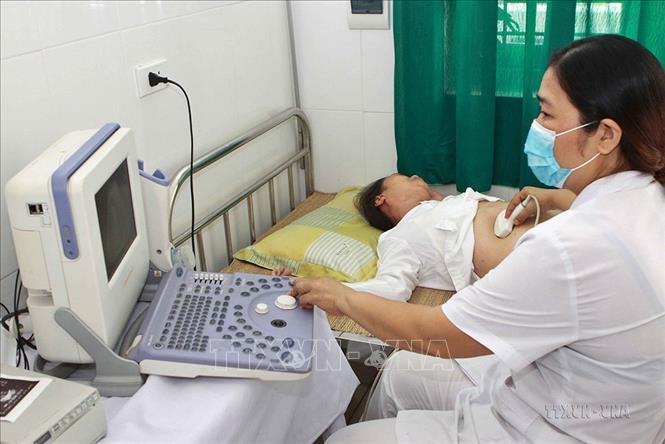 Khám chữa bệnh cho nhân dân tại trạm Y tế xã Tân Hội, huyện Đan Phượng - huyện đạt chuẩn Nông thôn mới đầu tiên của Hà Nội. Ảnh: Vũ Sinh – TTXVN