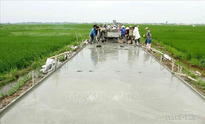 Xây dựng đường giao thông nông thôn tại xã Tản Hồng, huyện Ba Vì theo tiêu chí nông thôn mới. Ảnh: Thanh Tùng – TTXVN