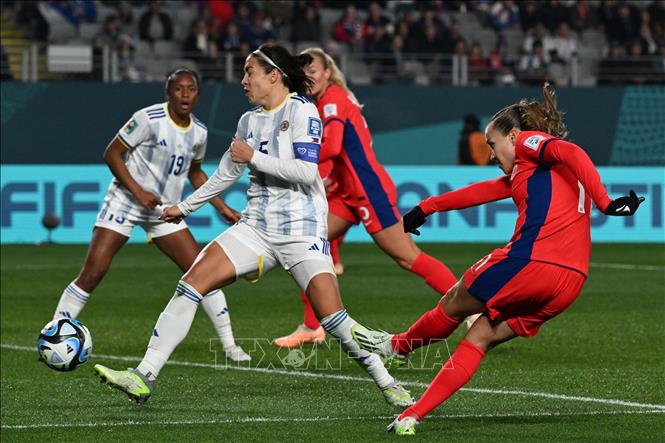 Phút 53, tiền vệ Guro Reiten (số 11) thực hiện thành công quả phạt đền, nâng tỉ số lên 5-0 cho tuyển Na Uy. Ảnh: AFP/TTXVN