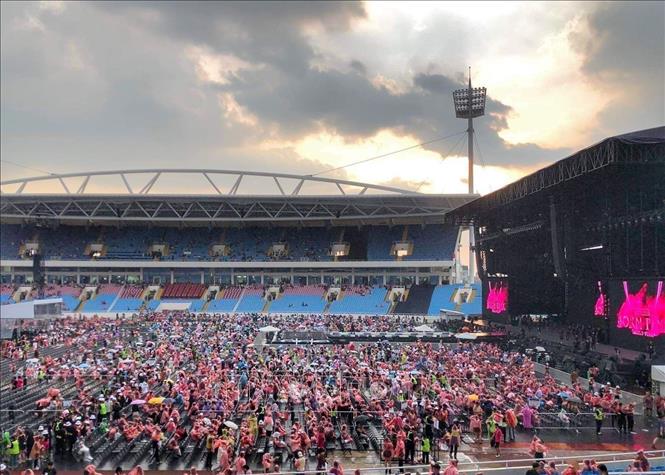 BLACKPINK fans come to My Dinh National Stadium in Hanoi on July 29. VNA Photo