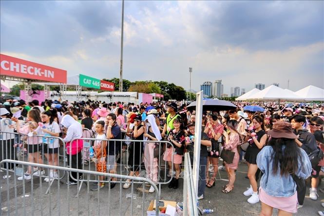 BLACKPINK fans come to My Dinh National Stadium in Hanoi on July 29. VNA Photo