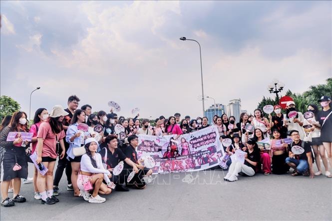 BLACKPINK fans come to My Dinh National Stadium in Hanoi on July 29. VNA Photo