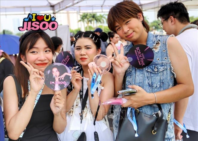 BLACKPINK fans come to My Dinh National Stadium in Hanoi on July 29. VNA Photo