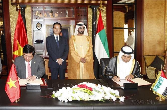 Thủ tướng Nguyễn Tấn Dũng và Phó Tổng thống, Thủ tướng Mohammed Bin Rashid Al Maktoum chứng kiến lễ ký thoả thuận giữa Chính phủ 2 nước Việt Nam - UAE về khuyến khích và bảo hộ đầu tư (Abu Dhabi, 16/2/2009). Ảnh: Đức Tám - TTXVN