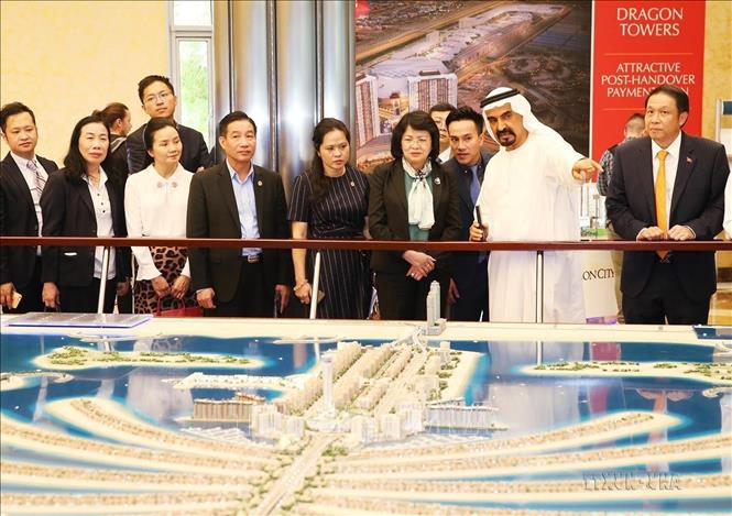 Phó Chủ tịch nước Đặng Thị Ngọc Thịnh cùng Chủ tịch Tập đoàn Nakheel Ali Rashid Lootah tham quan mô hình Đảo Cọ (Palm Island) - quần đảo nhân tạo lớn nhất thế giới ở Dubai, trong chuyến thăm UAE từ 17-18/6/2019. Ảnh: Lâm Khánh - TTXVN