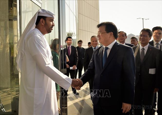 Phó Thủ tướng Trịnh Đình Dũng tiếp Quốc Vụ khanh phụ trách kinh tế, đầu tư Sultan Bin Ahmed Al Jaber trong chuyến thăm UAE từ 6-9/7/2019. Ảnh: TTXVN phát