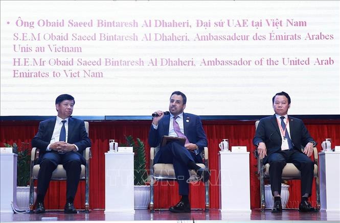 Đại sứ UAE tại Việt Nam Obaid Saeed Bintaresh Al Dhaheri (giữa) tham luận tại Hội nghị gặp mặt đại sứ các nước Trung Đông – châu Phi năm 2019 (Hà Nội, 9/9/2019). Ảnh: Lâm Khánh – TTXVN