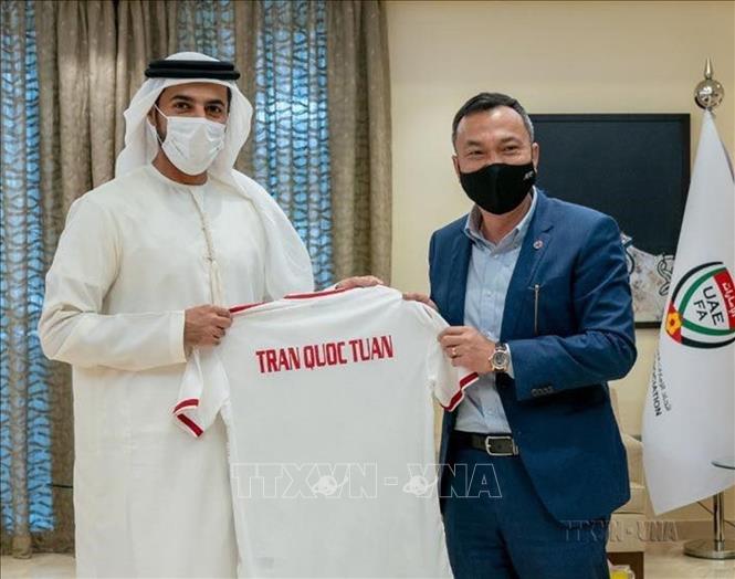 Phó Chủ tịch thường trực Liên đoàn Bóng đá Việt Nam (VFF) Trần Quốc Tuấn thăm và làm việc với lãnh đạo Liên đoàn Bóng đá UAE, thống nhất việc cụ thể hóa các kế hoạch hợp tác trong tương lai giữa 2 Liên đoàn (Abu Dhabi, 1/6/2021). Ảnh: Hoàng Linh – TTXVN