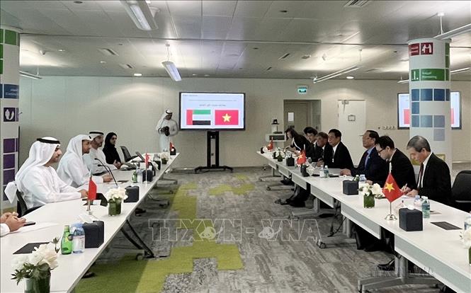 Phó Chủ tịch Quốc hội Trần Quang Phương tiếp Lãnh đạo Cơ quan quản lý và điều hành Chính phủ điện tử UAE, trong chuyến thăm và làm việc tại UAE từ 7-8/12/2022. Ảnh: TTXVN phát